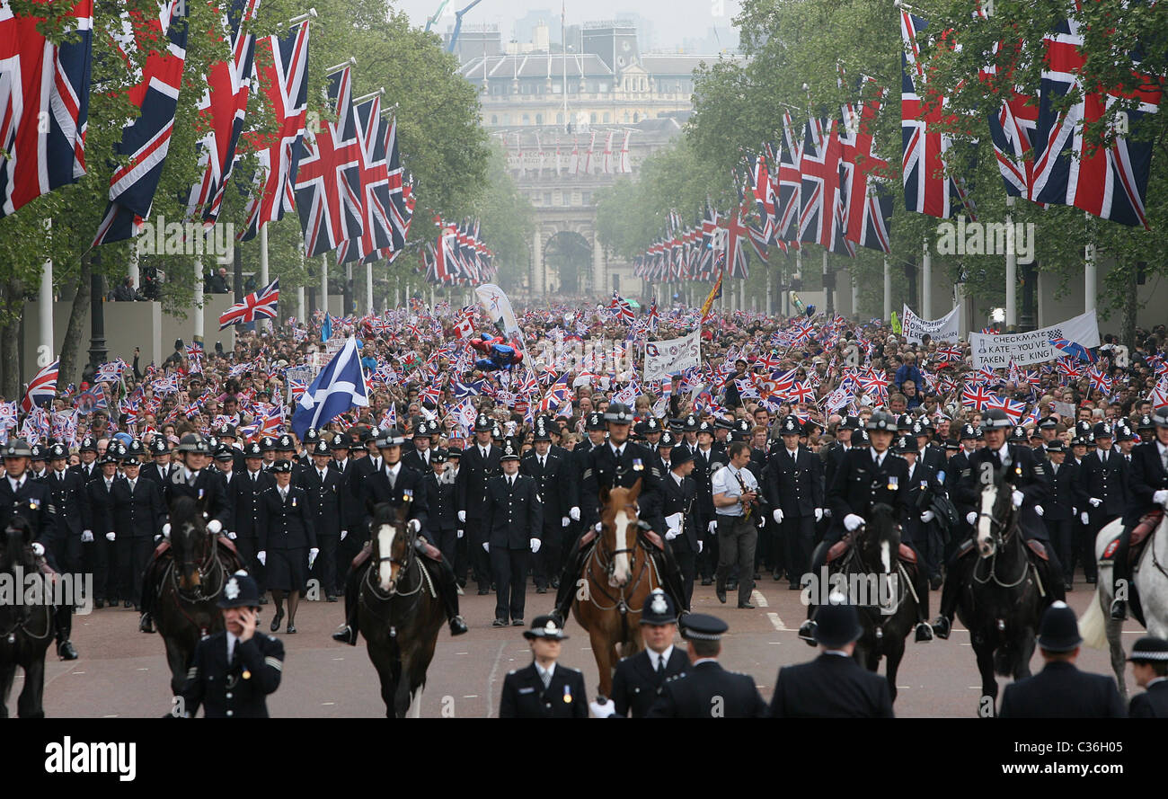 Die Hochzeit von Prinz William und Catherine Middleton.  Polizisten Linie vor Menschenmassen winken britische Flaggen Stockfoto