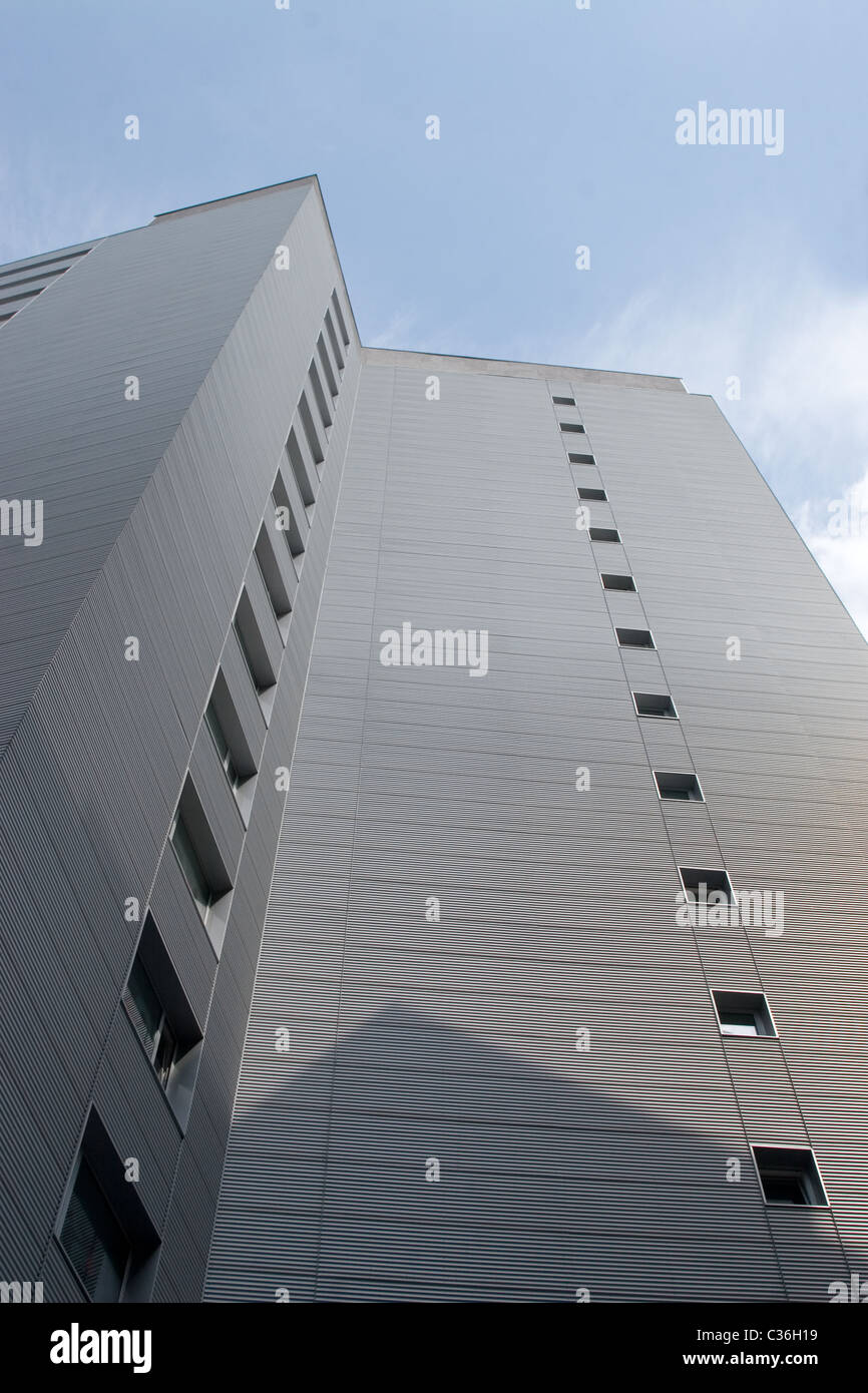 Firmengebäude in Sicht auf Himmelshintergrund Stockfoto