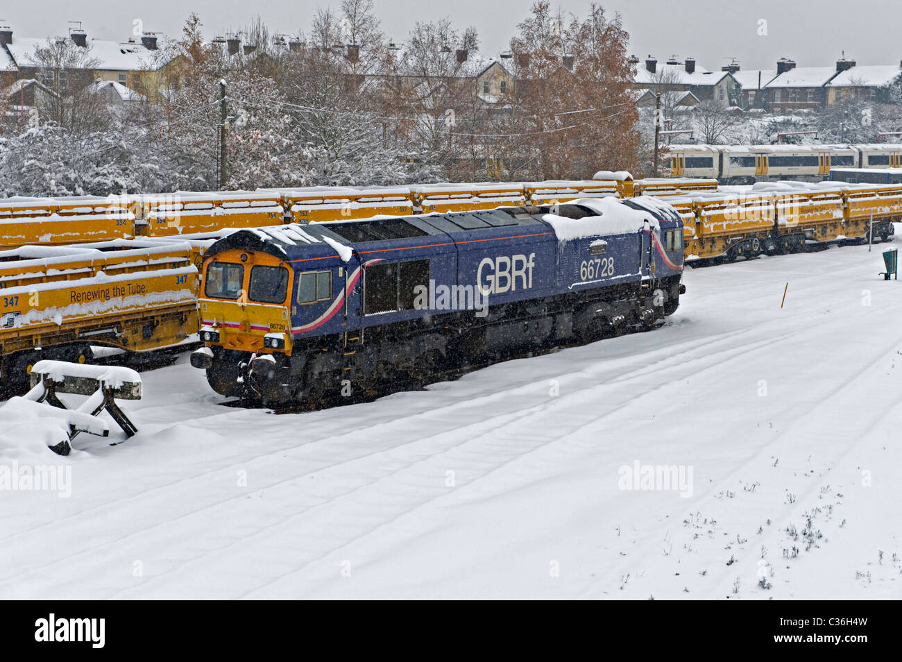GBRf Class 66 Diesel Lokomotive in Tonbridge West Werft in fallenden Schnee gesehen Stockfoto