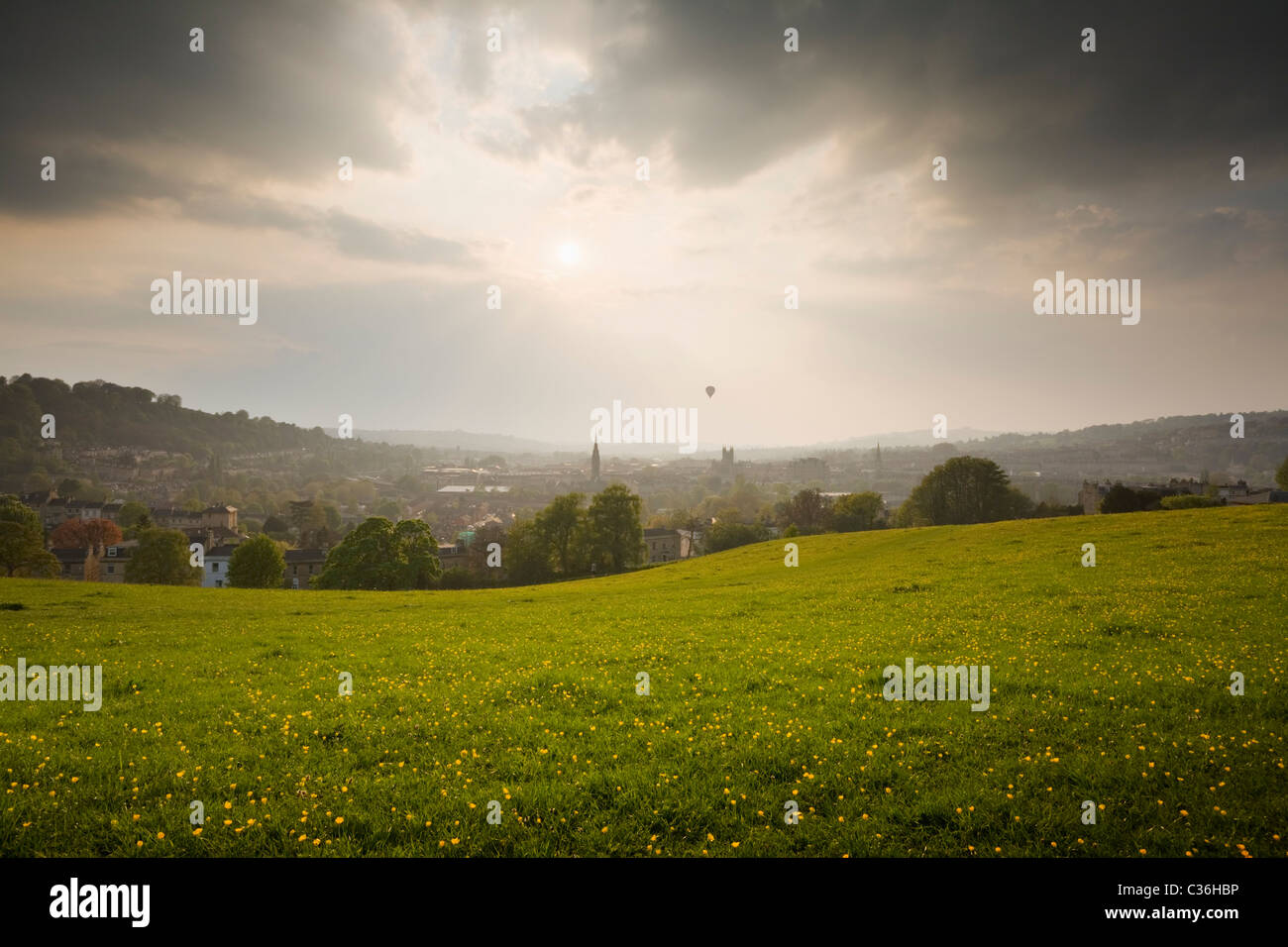 Bath City Skyline von Bathwick Hill im Frühjahr. Somerset. England. VEREINIGTES KÖNIGREICH. Stockfoto
