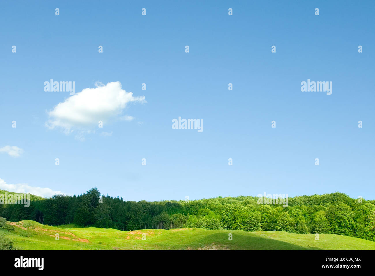 Landschaft, grüne Hügel und blauer Himmel mit der cloud Stockfoto