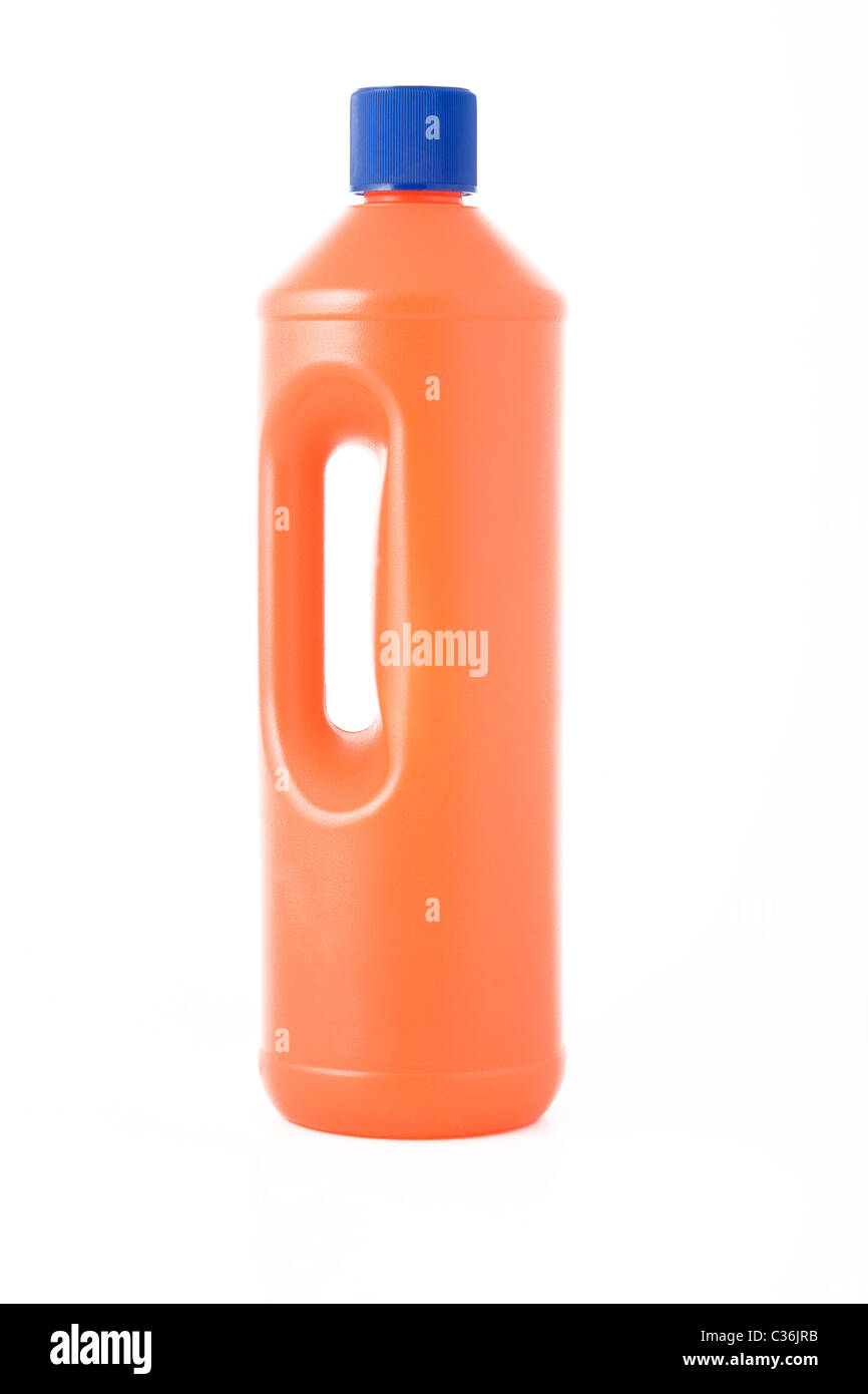 Orange Flasche Reinigungsmittel auf weißem Hintergrund Stockfoto