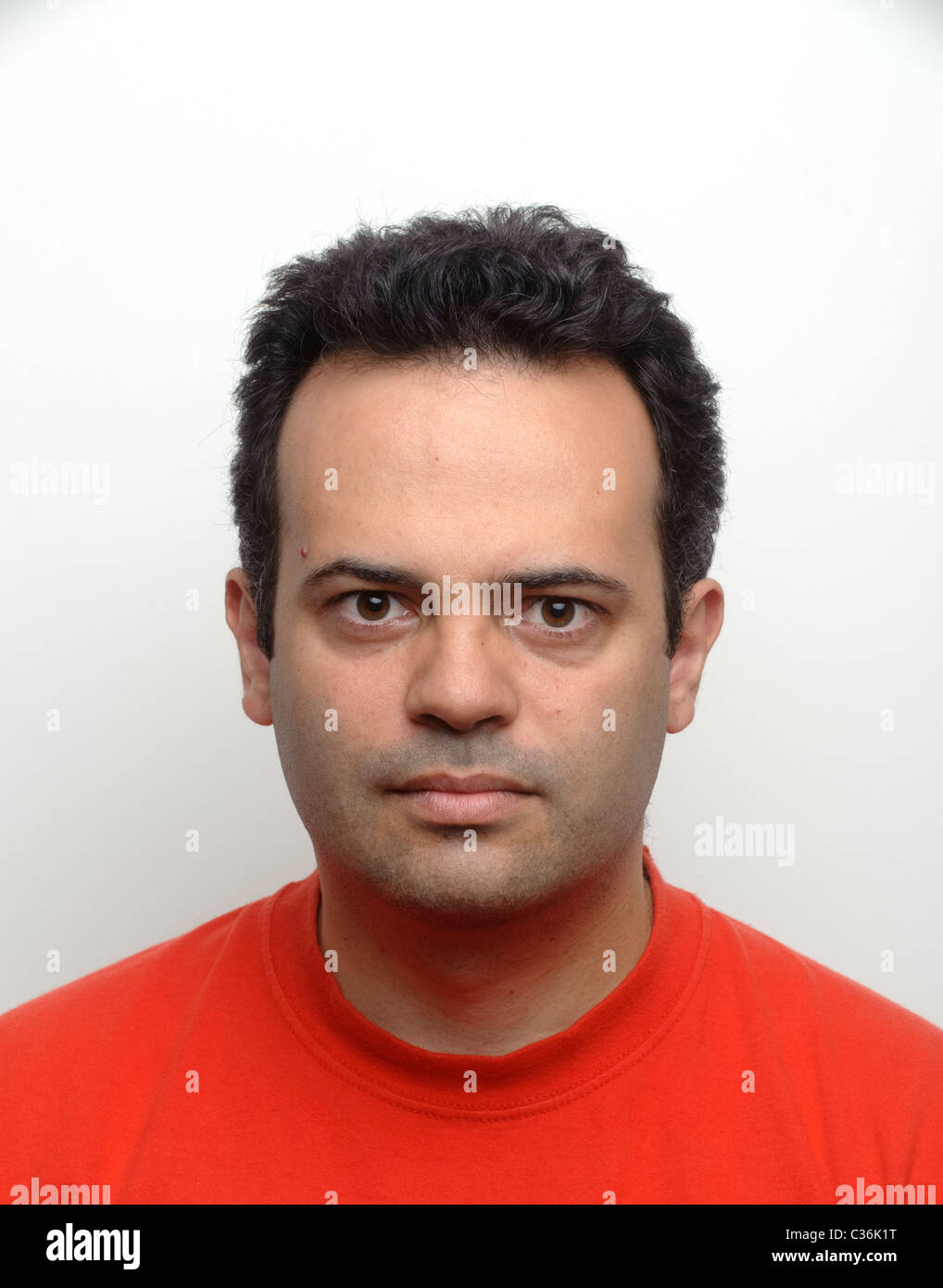 Porträt von Ernst aussehender Mann Stockfoto