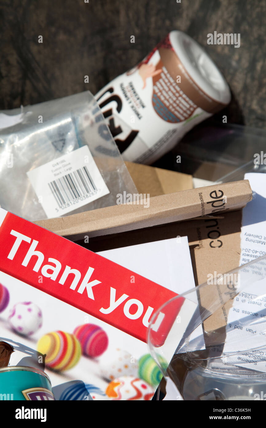 Recycling-Materialien in einem Recycle bin England UK Stockfoto