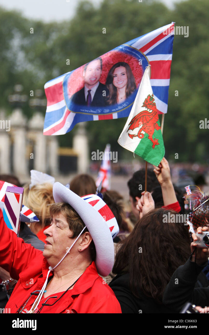 Wehende Fahnen von Menschen während der königlichen Hochzeit zwischen Prinz William und Kate Middleton im Buckingham Palace Stockfoto