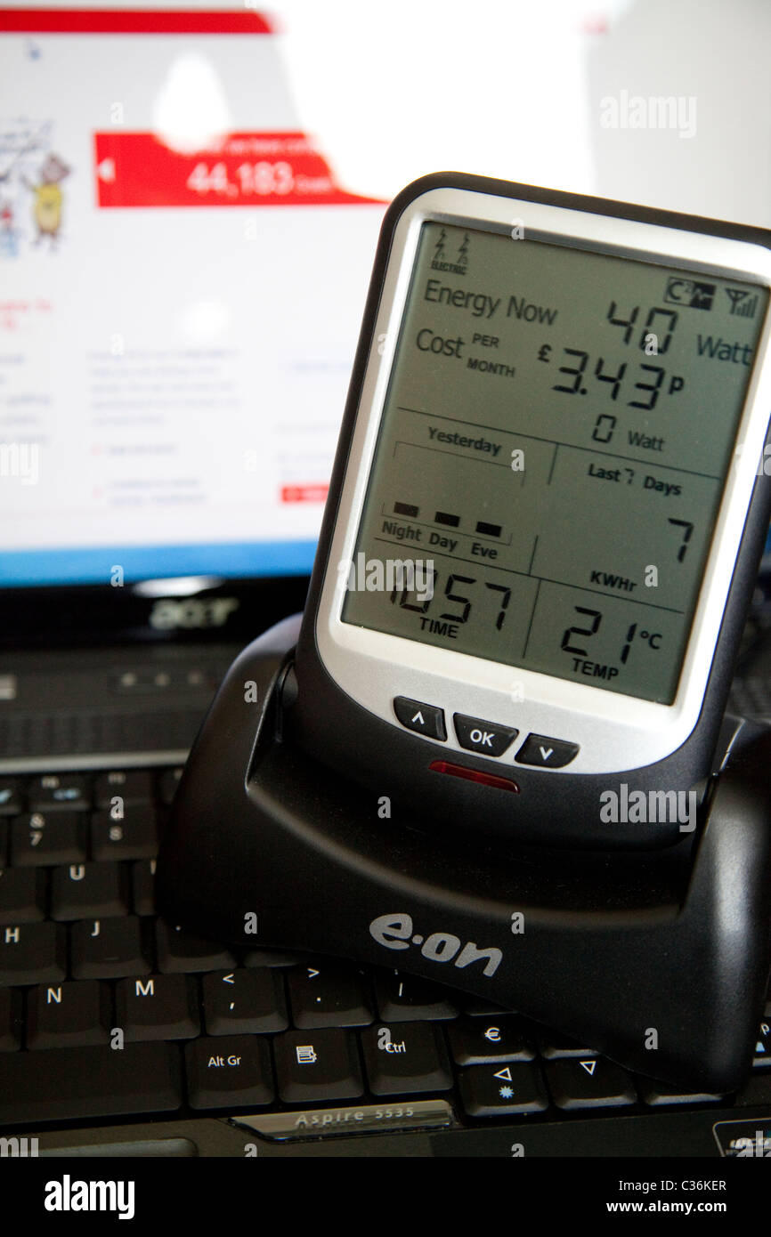 Ein EON intelligente Stromzähler Überwachung live Verbrauch von Strom in eine inländische Immobilien England UK Stockfoto