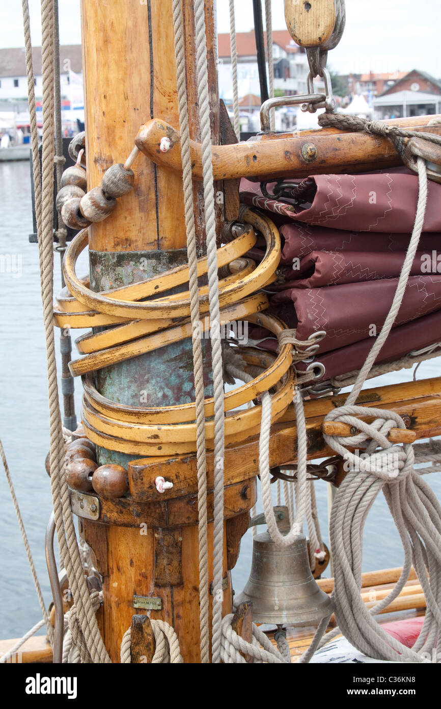 Traditionelles Boot Mast und Ausleger Hoops Gaff Flugzeugrack Perlen Heiligenhafen Deutschland Stockfoto