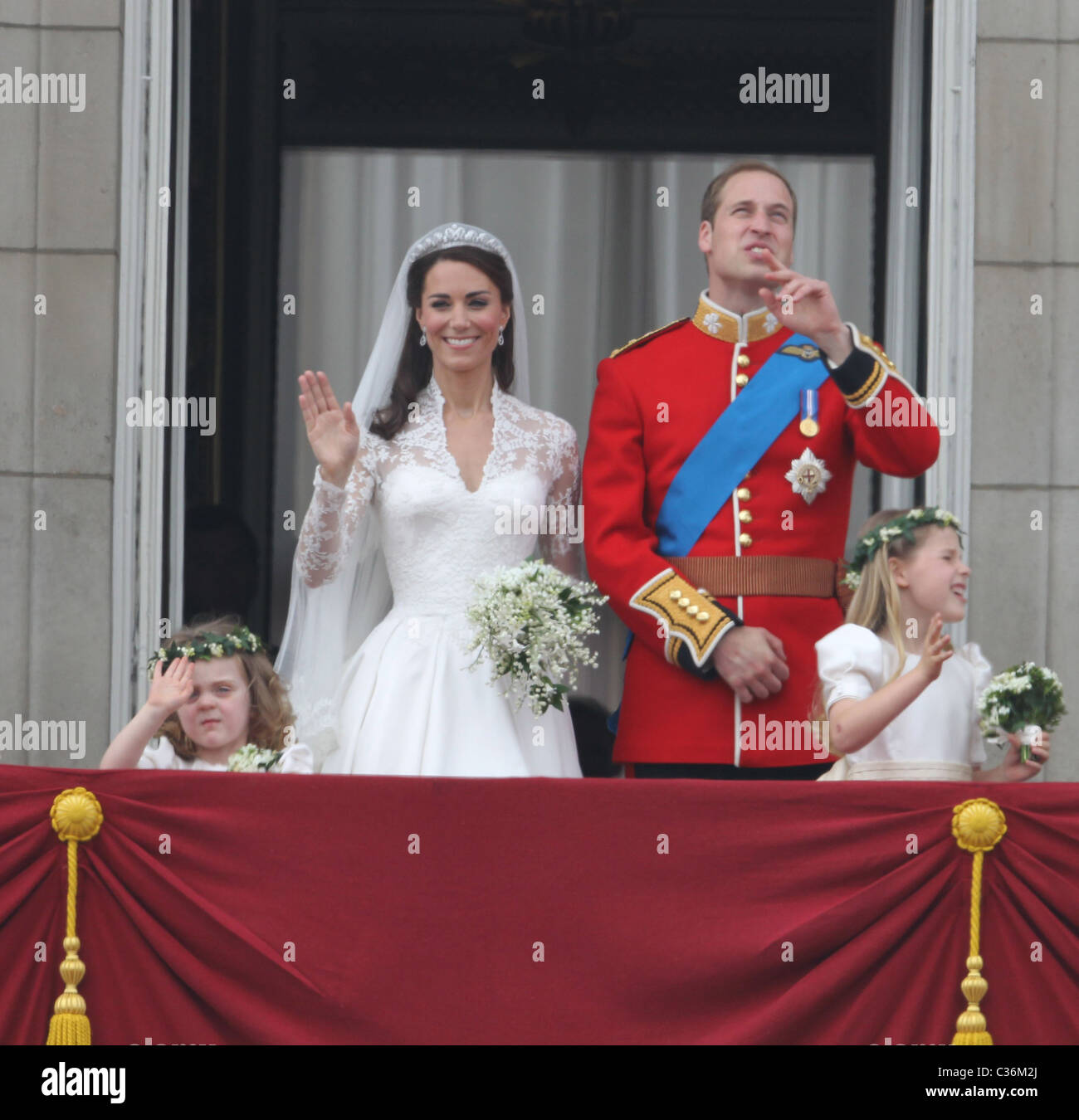 Die Hochzeit von Prinz William und Catherine Middleton. 29. April 2011. Die Neuvermählten Welle Massen aus der Stockfoto