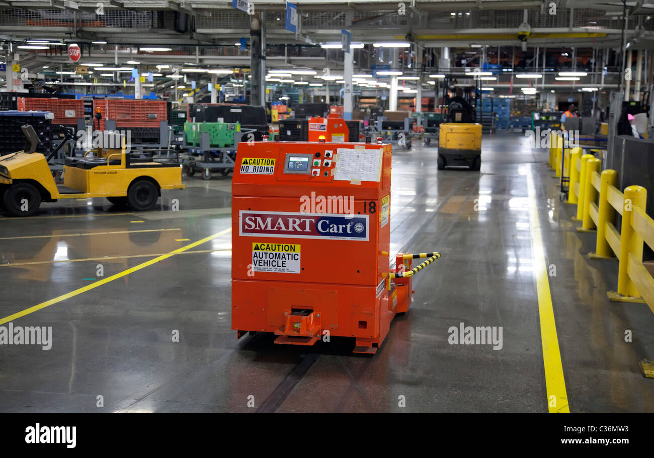 Detroit, Michigan - eine automatische, fahrerlose Wagen liefert Teile rund um Chryslers Jefferson North Assembly Plant. Stockfoto
