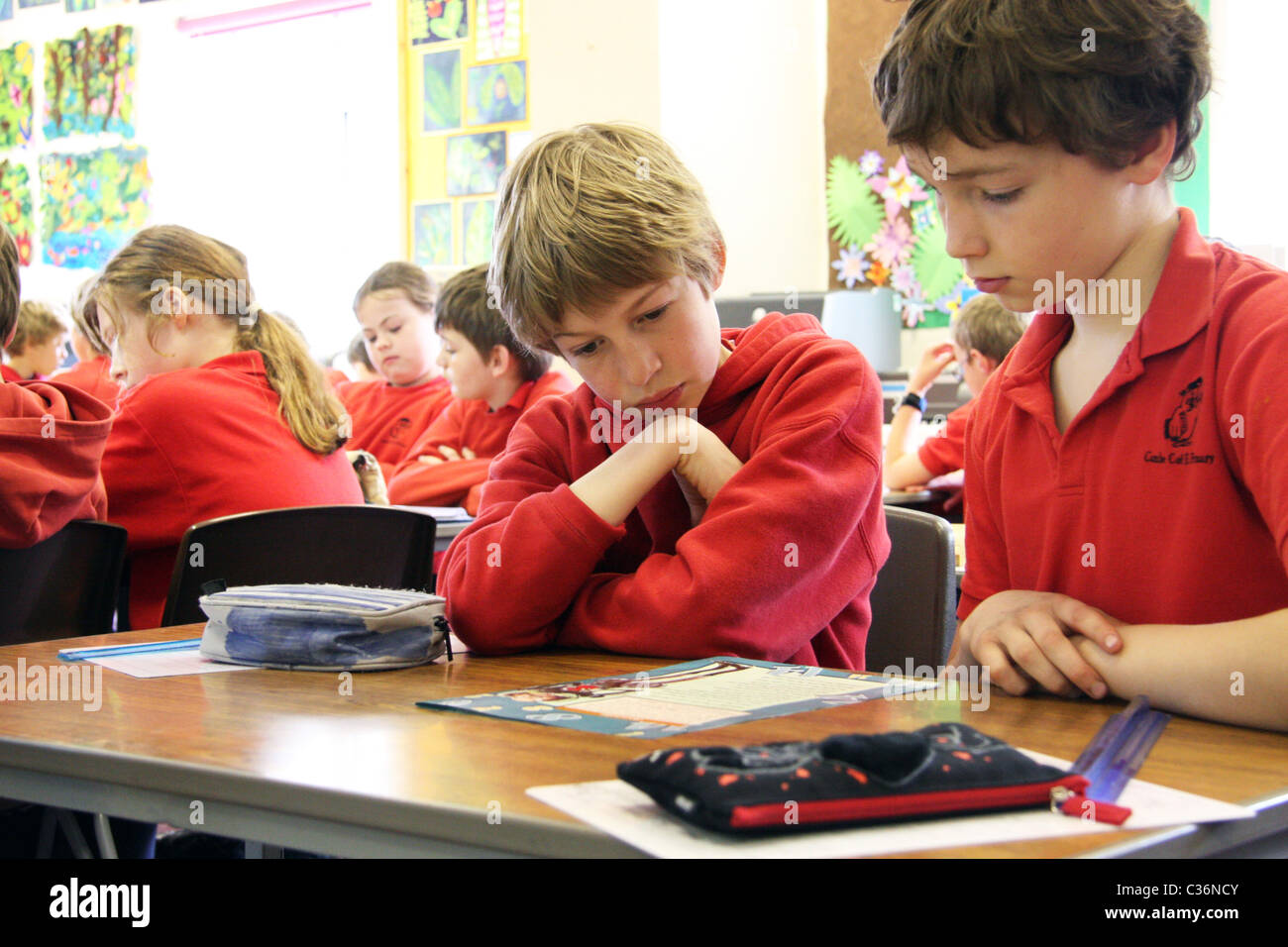 Kinder im Grundschulalter in einem Klassenzimmer in Oxfordshire Stockfoto
