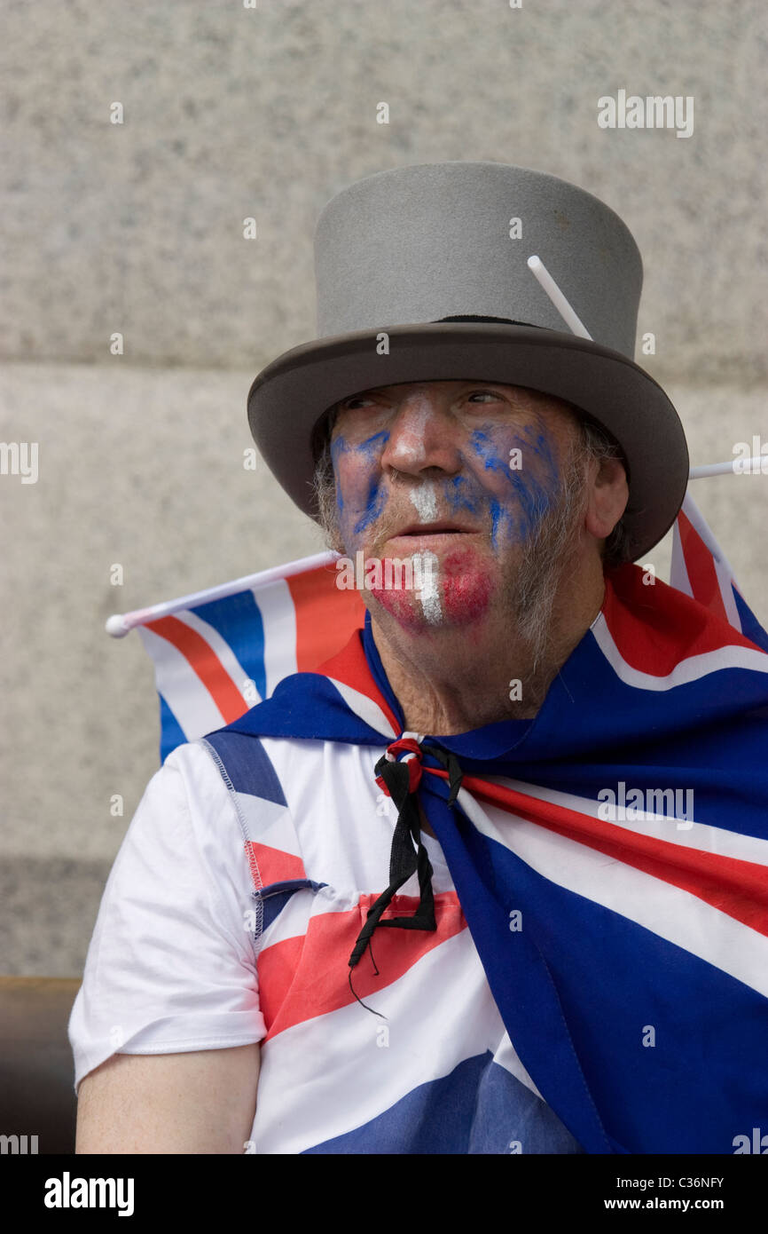 königliche Hochzeit Nachtschwärmer mit Zylinderhut und Gesicht malt Trafalgar Square in London Stockfoto