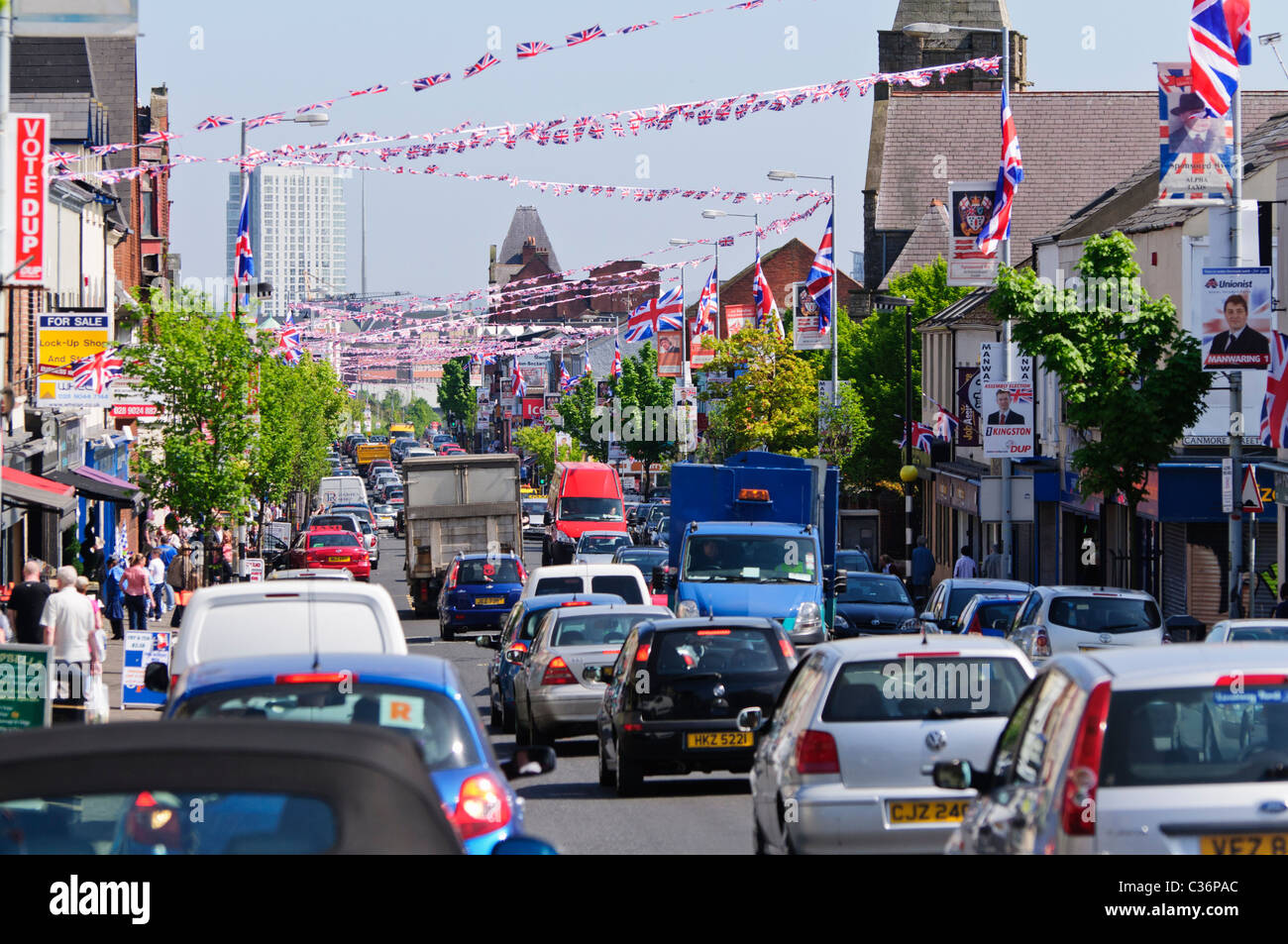 Shankill Road, Belfast, dekoriert in Union Jacks für die königliche Hochzeit Stockfoto