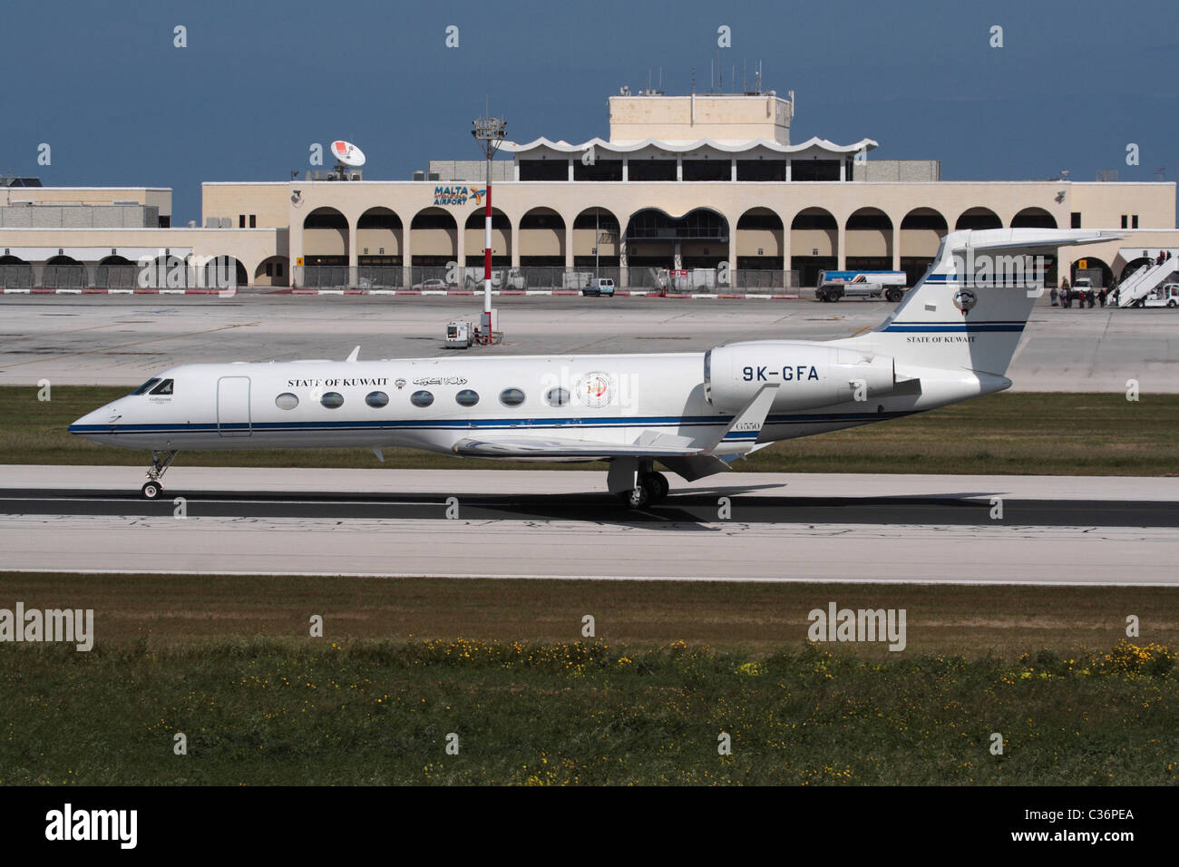 Gulfstream G550 Corporate Jet Flugzeug, in einer offiziellen VIP-Transport-Rolle von der Regierung von Kuwait verwendet, bei der Ankunft in Malta Stockfoto