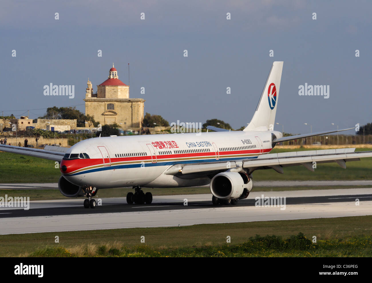 China Eastern Airlines Airbus A330-300 in Malta angekommen, chinesische Flüchtlinge aus Libyen, 27. Februar 2011 zurückzuführen Stockfoto