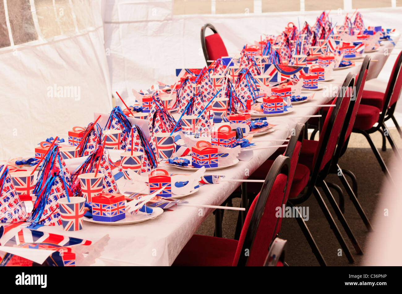 Lange Tische mit roten, weißen und blauen Partei Zubehör bei Royal Event Straßenfest Stockfoto