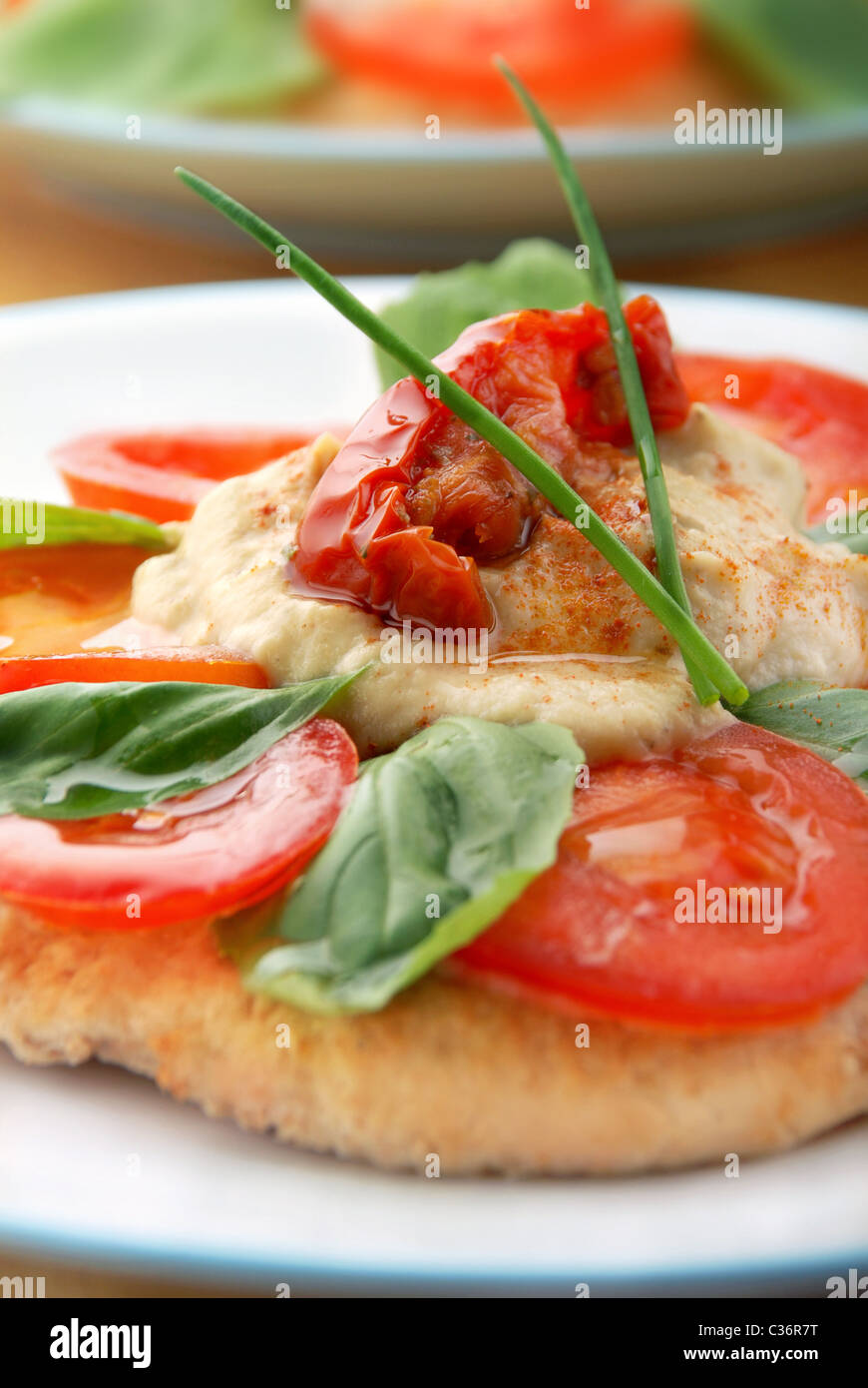 Pitta mit Tomate, Basilikum und humose Stockfoto