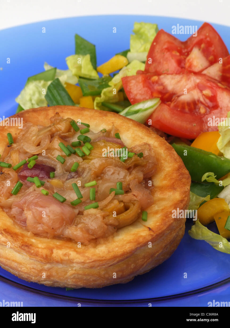 Zwiebelkuchen mit Frühlingssalat Stockfoto