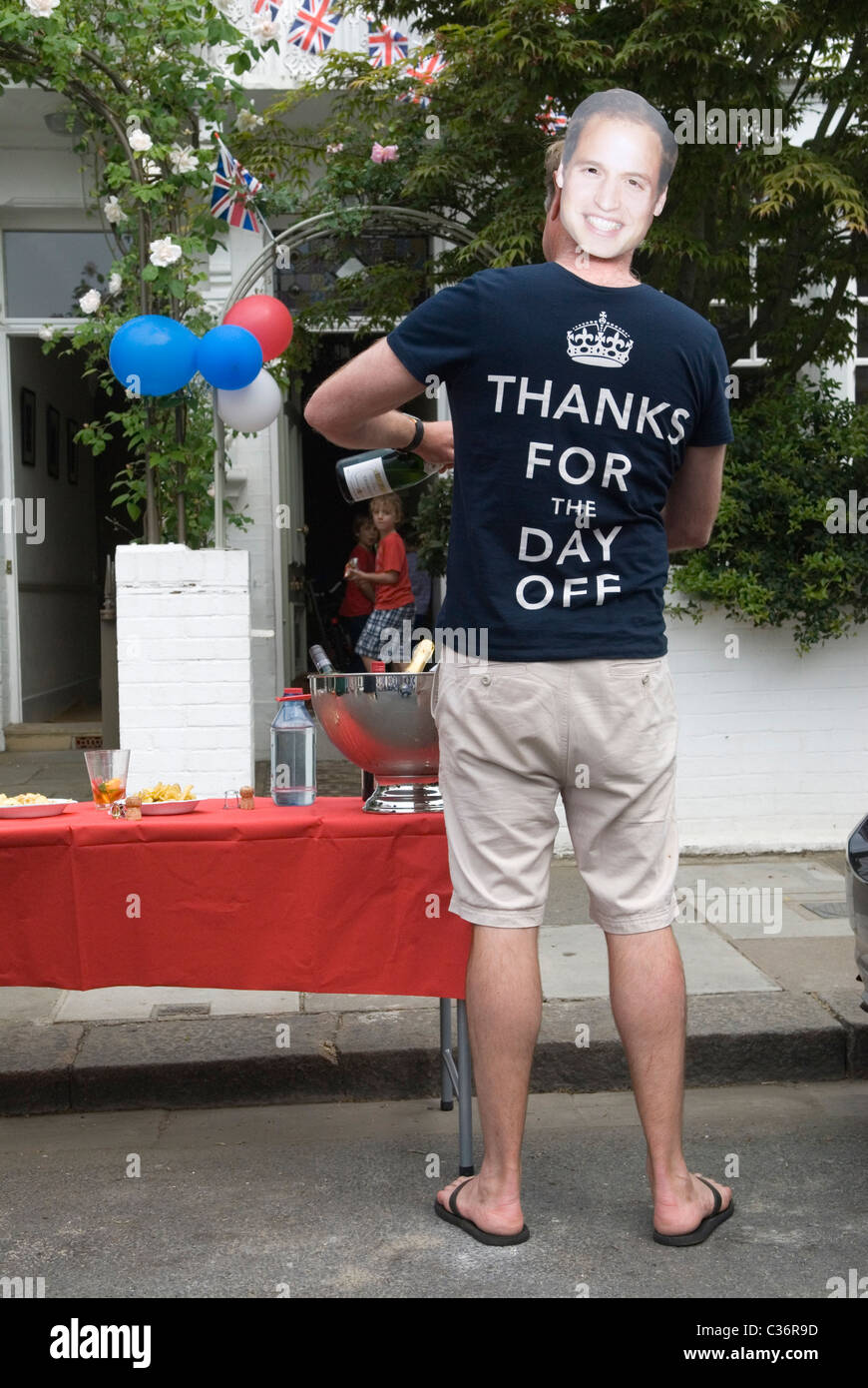 Royal Souvenirs UK. Royal Wedding Street Party. Chelsea, London. Danke für das T-Shirt und die Prinz-William-Maske. Großbritannien 29. April 2011. HOMER SYKES AUS DEN 2010ER JAHREN Stockfoto