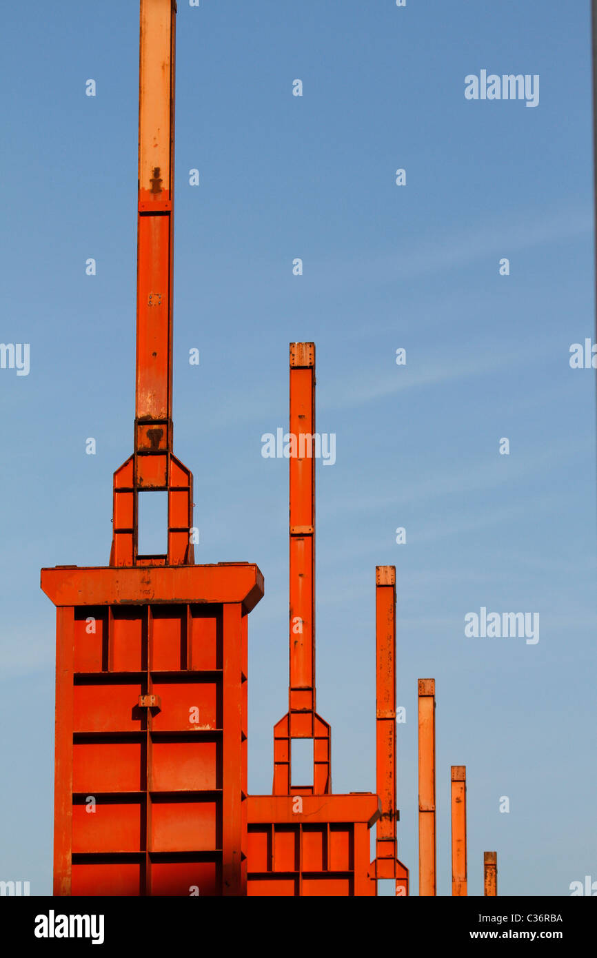 Blick auf eine industrielle Struktur mit Bügeleisen Pylone Stockfoto