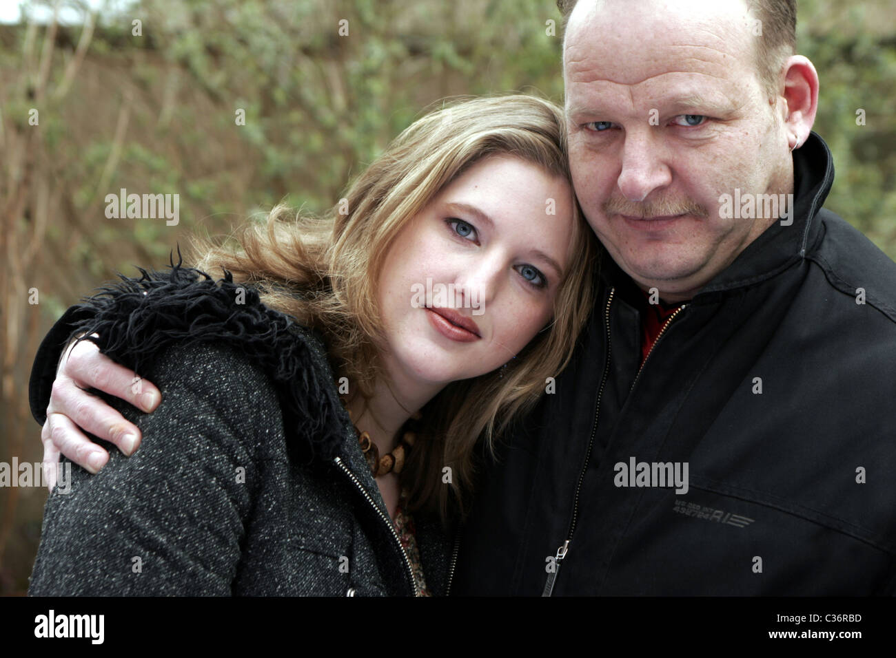 ältere frau jüngerer mann Fotos und Bildmaterial in hoher Auflösung Alamy