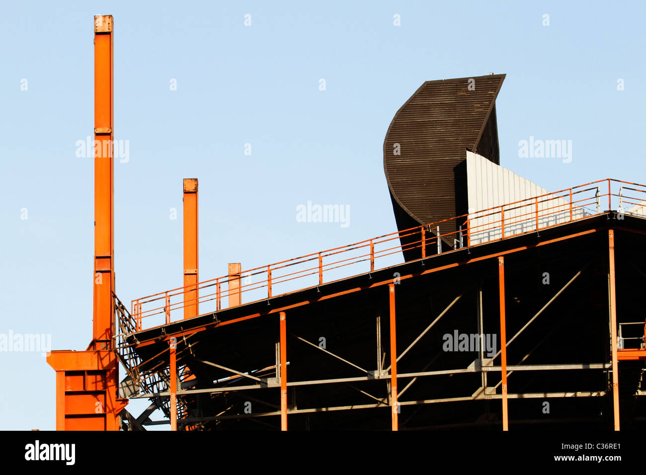 Blick auf eine industrielle Struktur mit Bügeleisen Pylone Stockfoto