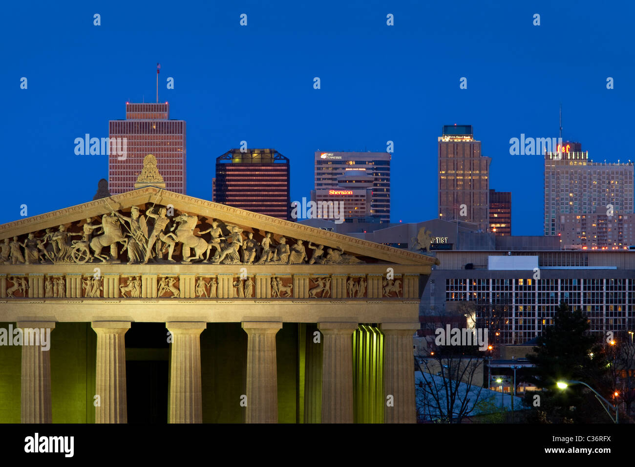 Parthenon Replik in der Dämmerung mit modernen Gebäuden von Nashville Tennessee im Hintergrund, USA Stockfoto