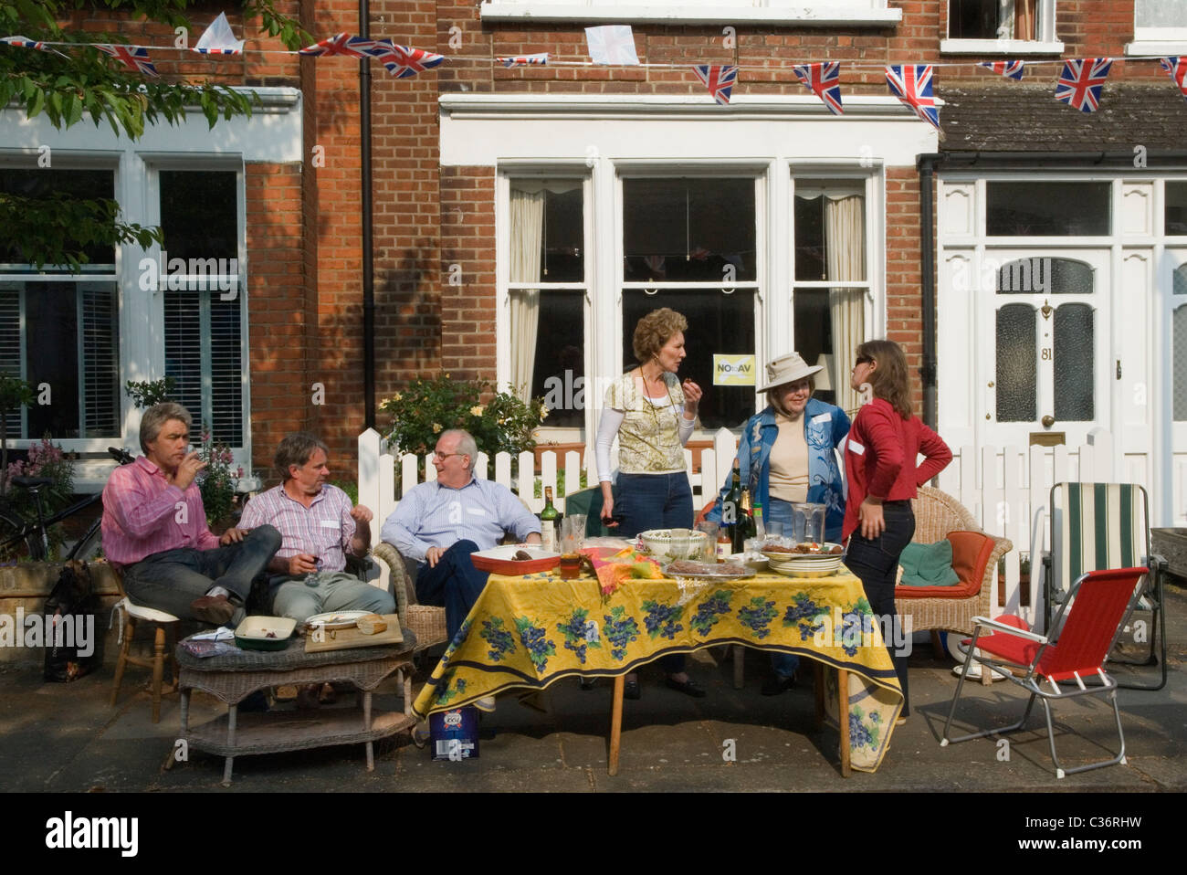 Nachbarn Nachbarn Royal Wedding Street Party. Feierlichkeiten für Prinz William und Catherine Kate Middleton ihre Hochzeit. Barnes London Großbritannien. 29. April 2011 HOMER SYKES Stockfoto