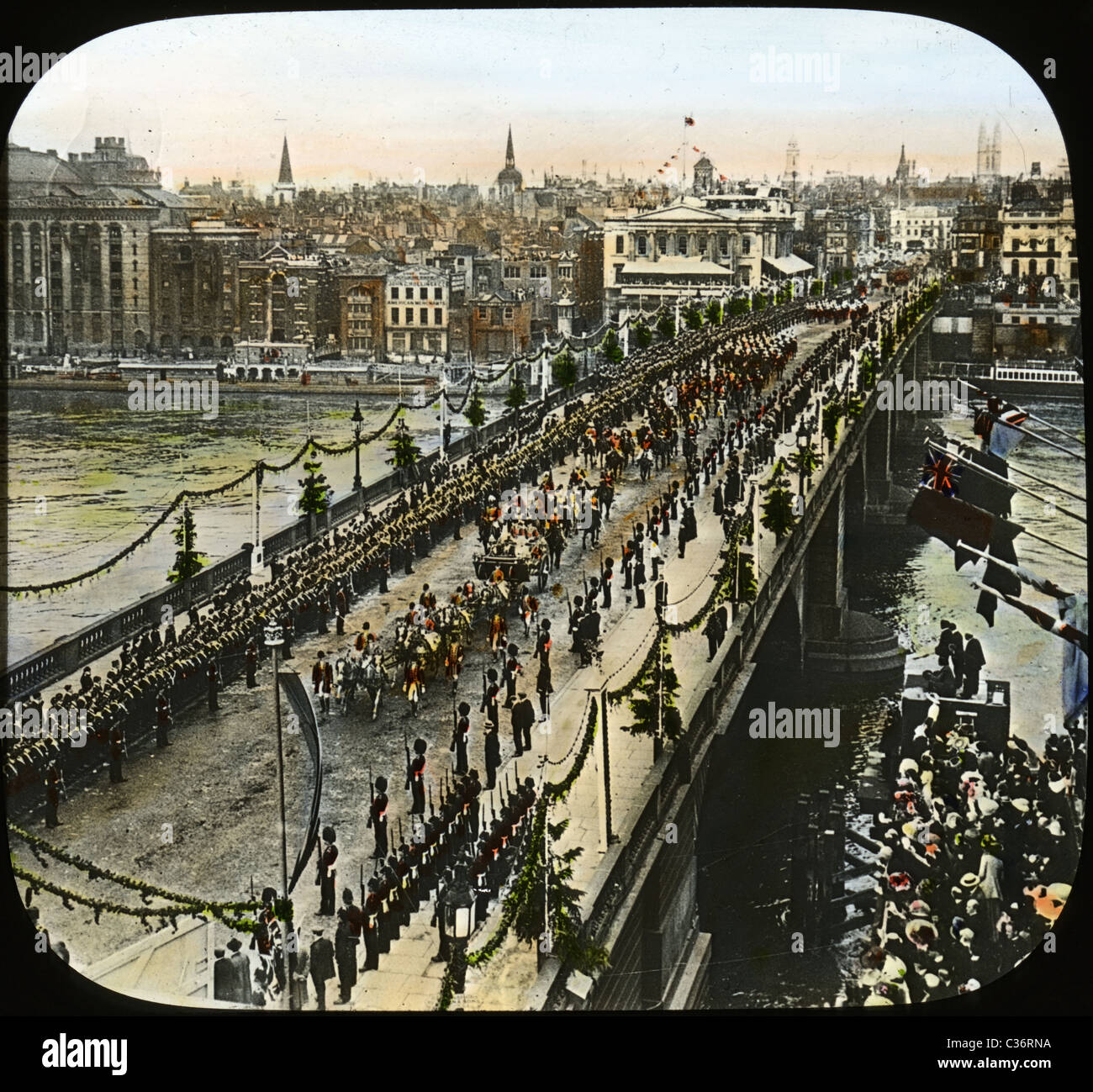 Krönungsprozession von König Edward VII-Crossing-Over London Bridge. Ca. 1901, handkolorierten, über einem schwarzen & weiße Foto. Stockfoto