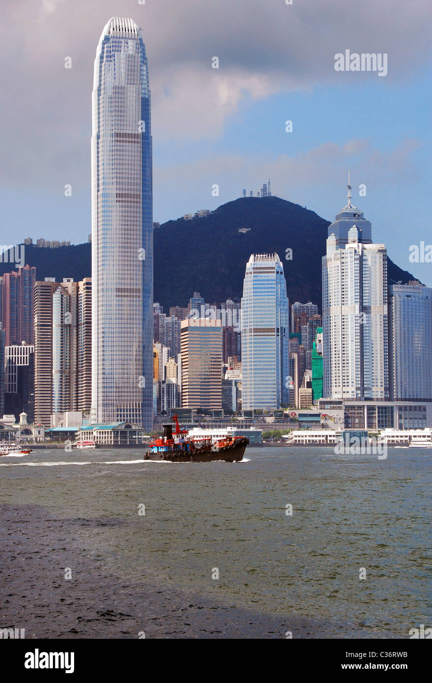 Hong Kong Island von Kowloon zeigen höchste Gebäude, die 415m hoch 2 International Finance Centre (2IFC) mit 88 Stockwerken Stockfoto