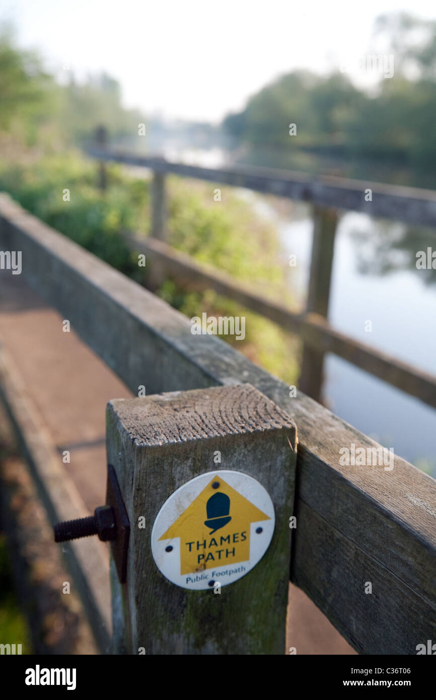 Ein Zeichen für die Thames Path mit dem Fluss im Hintergrund, Wallingford, Oxfordshire Stockfoto