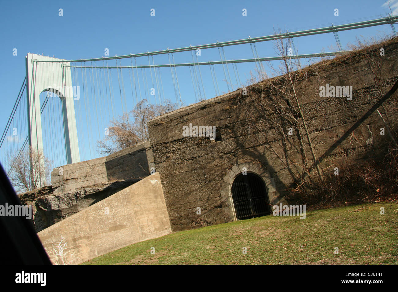 Aussicht auf die Verrazano Bridge von Fort Wadsworth, Staten Island, New York City Stockfoto