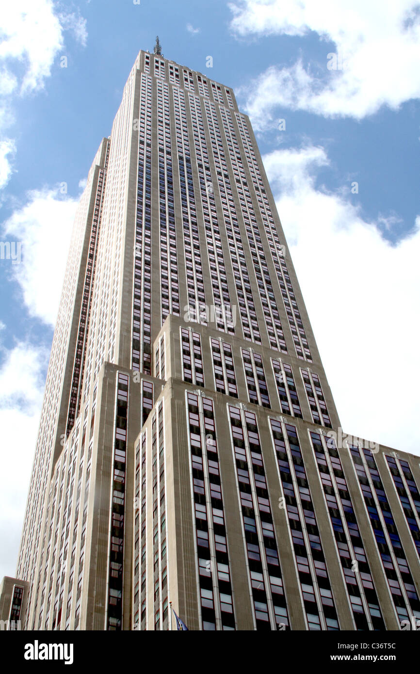 Ansicht von unten auf das Empire State Building in New York City Stockfoto