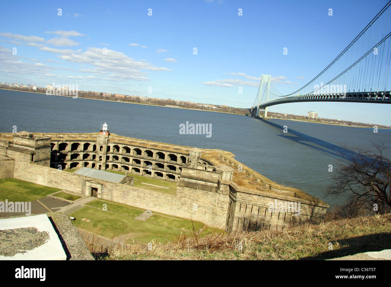 Aussicht auf die Verrazano Bridge von Fort Wadsworth, Staten Island, New York City Stockfoto