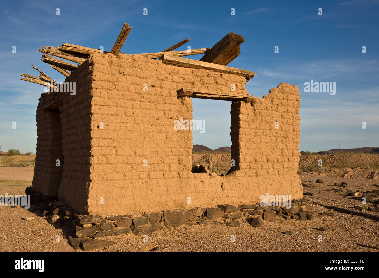 Alte Adobe-Struktur mit den Painted Rock Bergen im Hintergrund, in der Nähe von Gila Bend, Arizona. Stockfoto