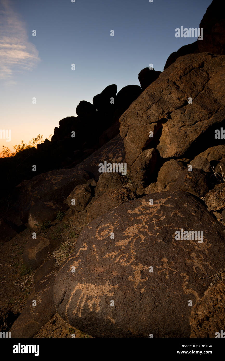 Uralte Felsmalereien, Western archaisch und Gila Stil, auf dem gemalt Rock Petroglyph Gelände in der Nähe von Gila Bend, Arizona, USA. Stockfoto