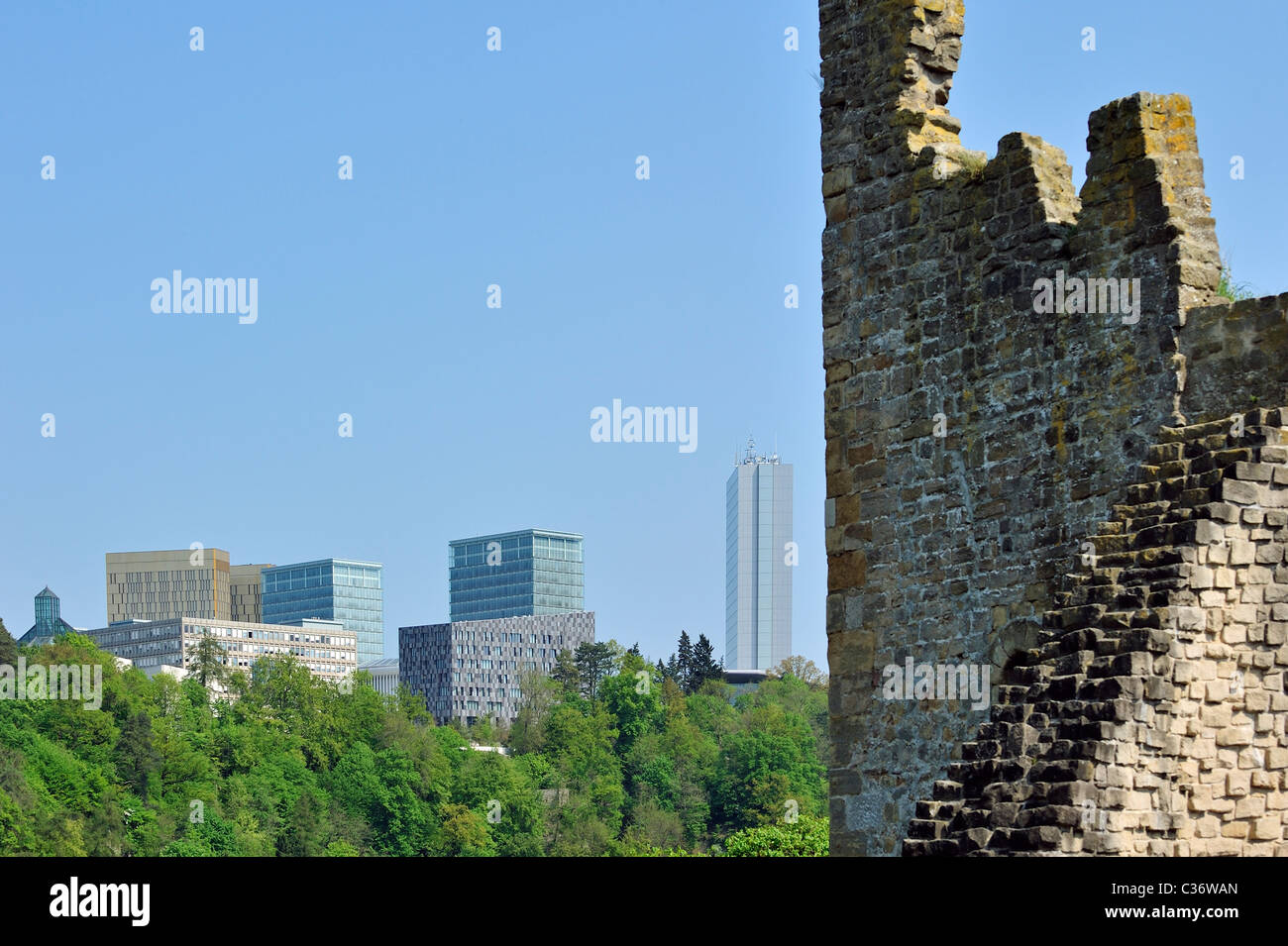 Ruine des Wachturms Dent Creuse / hohlen Zahn und Wohnungen auf dem Plateau de Kirchberg, Luxemburg Stockfoto