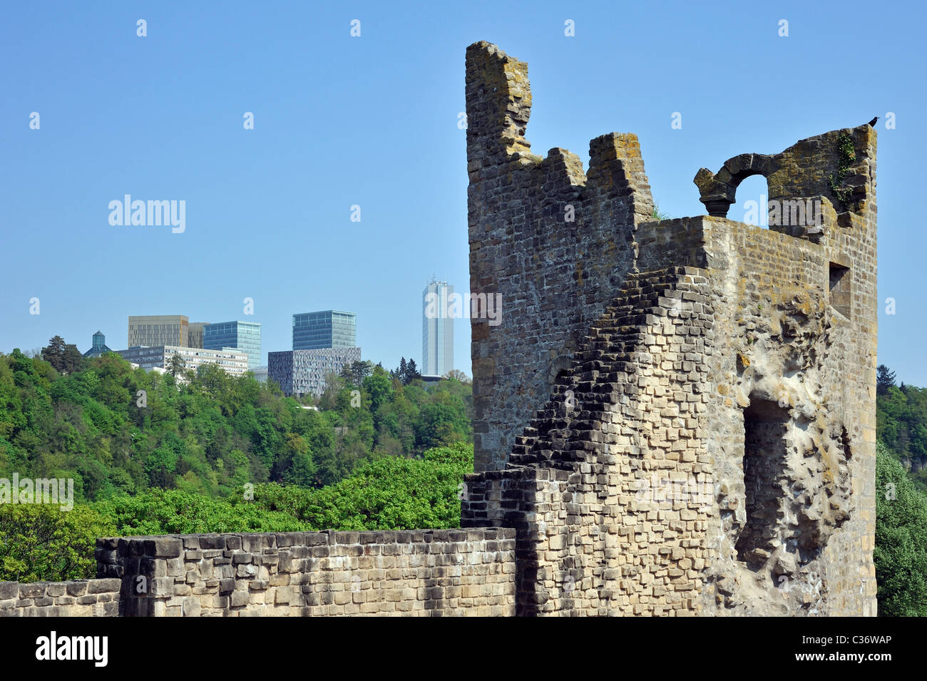 Ruine des Wachturms Dent Creuse / hohlen Zahn und Wohnungen auf dem Plateau de Kirchberg in Luxemburg Luxemembourg Stockfoto