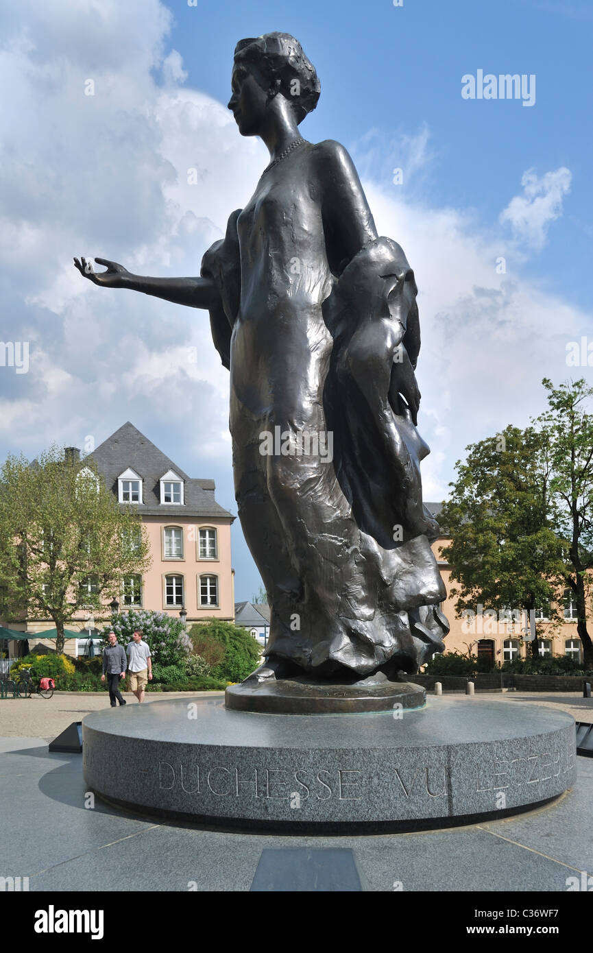 Statue von Großherzogin Charlotte / Grande-Duchesse de Luxemburg an der Place Clairefontaine in Luxemburg-Stadt Stockfoto