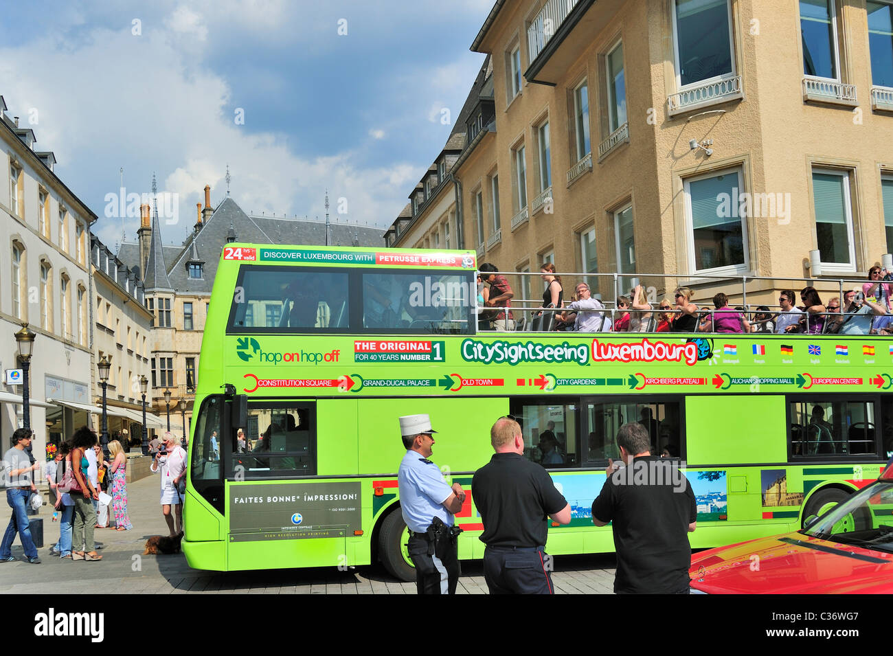 Touristen auf Sightseeing Doppeldecker-Bus in Luxemburg, Großherzogtum Luxemburg Stockfoto