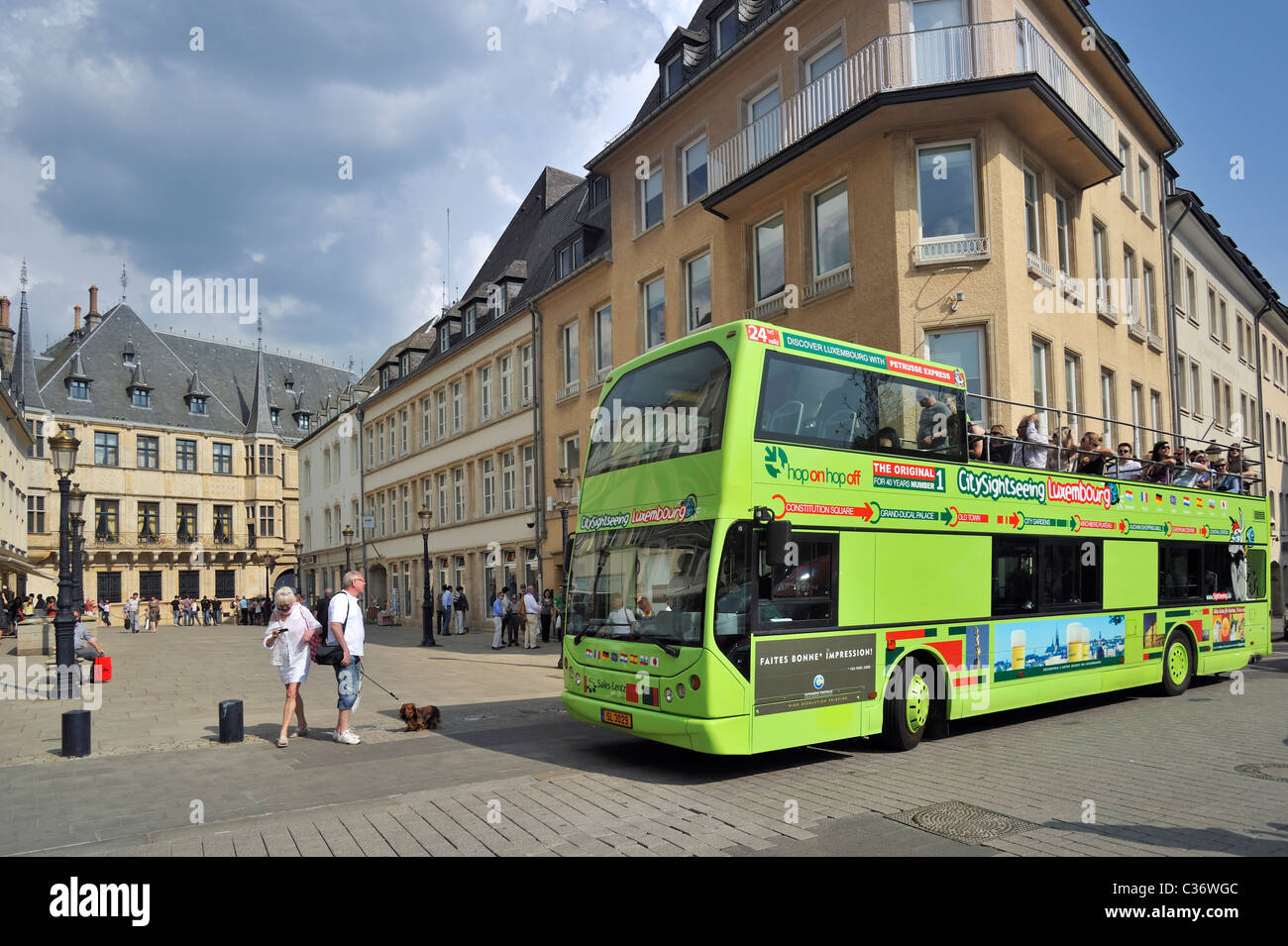Touristen auf Sightseeing Doppeldecker-Bus und dem Grand-Ducale / Palais Grand-ducal, Luxemburg Stockfoto