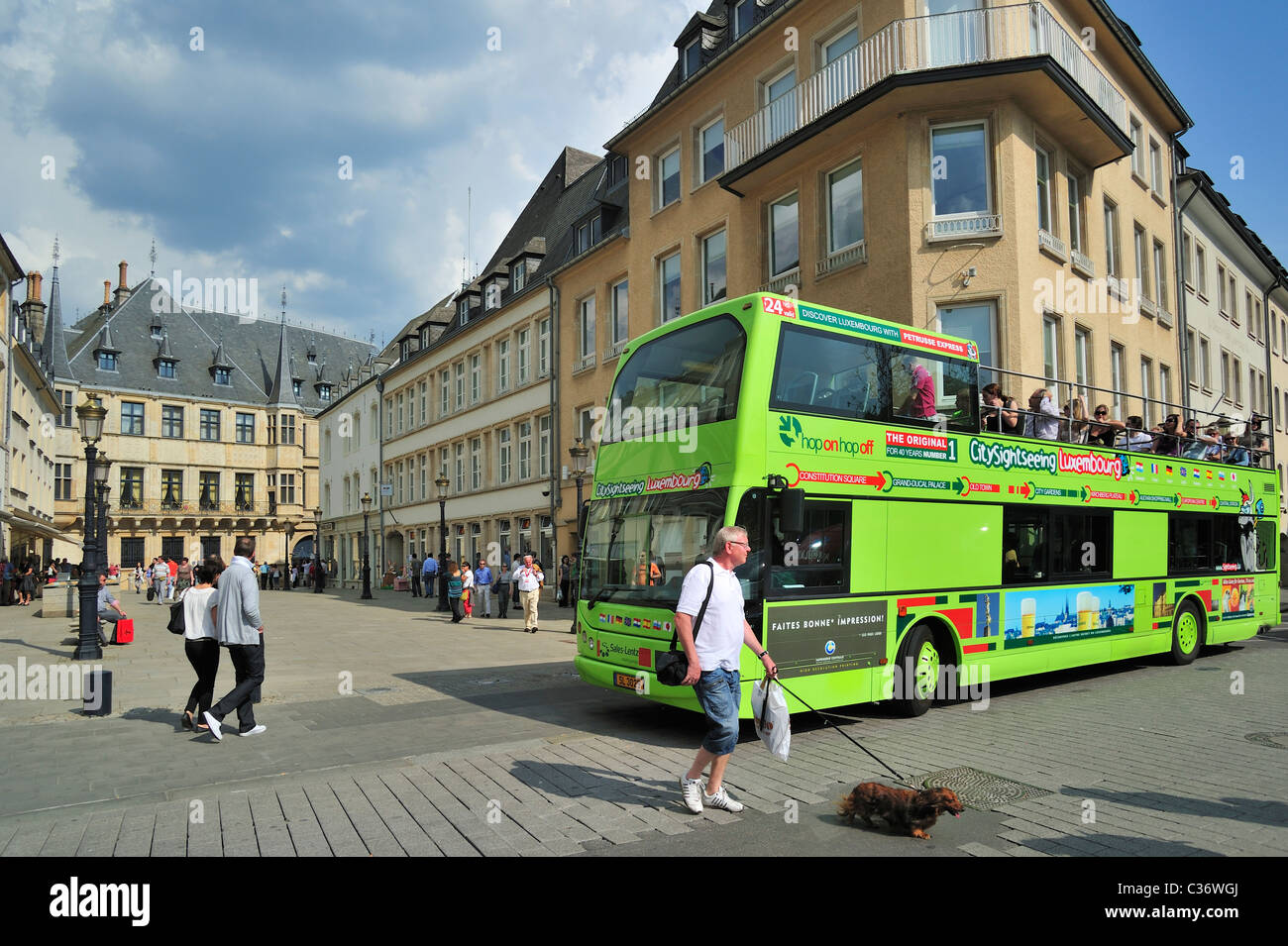 Touristen auf Sightseeing Doppeldecker-Bus und dem Grand-Ducale / Palais Grand-ducal, Luxemburg Stockfoto