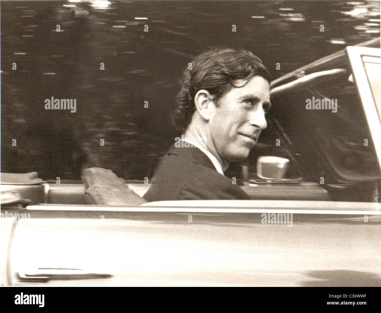 Aston Martin war immer ein "Vogel-Abzieher" - war Prinz Charles auch nicht immer, der alte Mann grau. Hier ist er am Steuer. Stockfoto