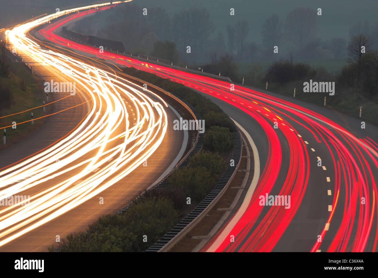 Lichtspuren auf deutschen Autobahn A 14 Stockfoto