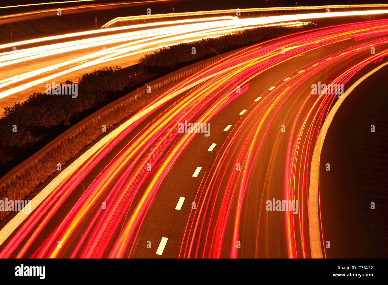 Lichtspuren auf deutschen Autobahn A 14 Stockfoto