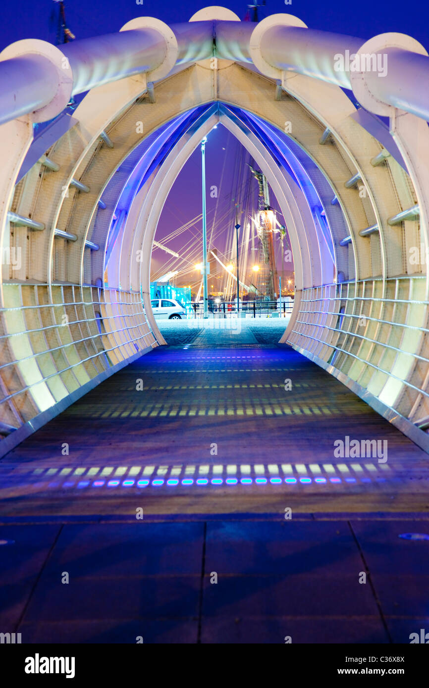 Futuristische moderne Brücke über Princes Dock in Liverpool in der Nacht Stockfoto