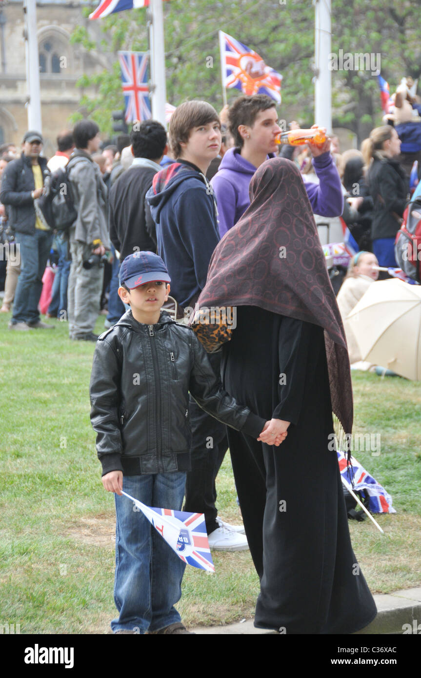 englische Muslimin Kind Hijab William und Kate Royal Wedding 29. April 2011 Stockfoto