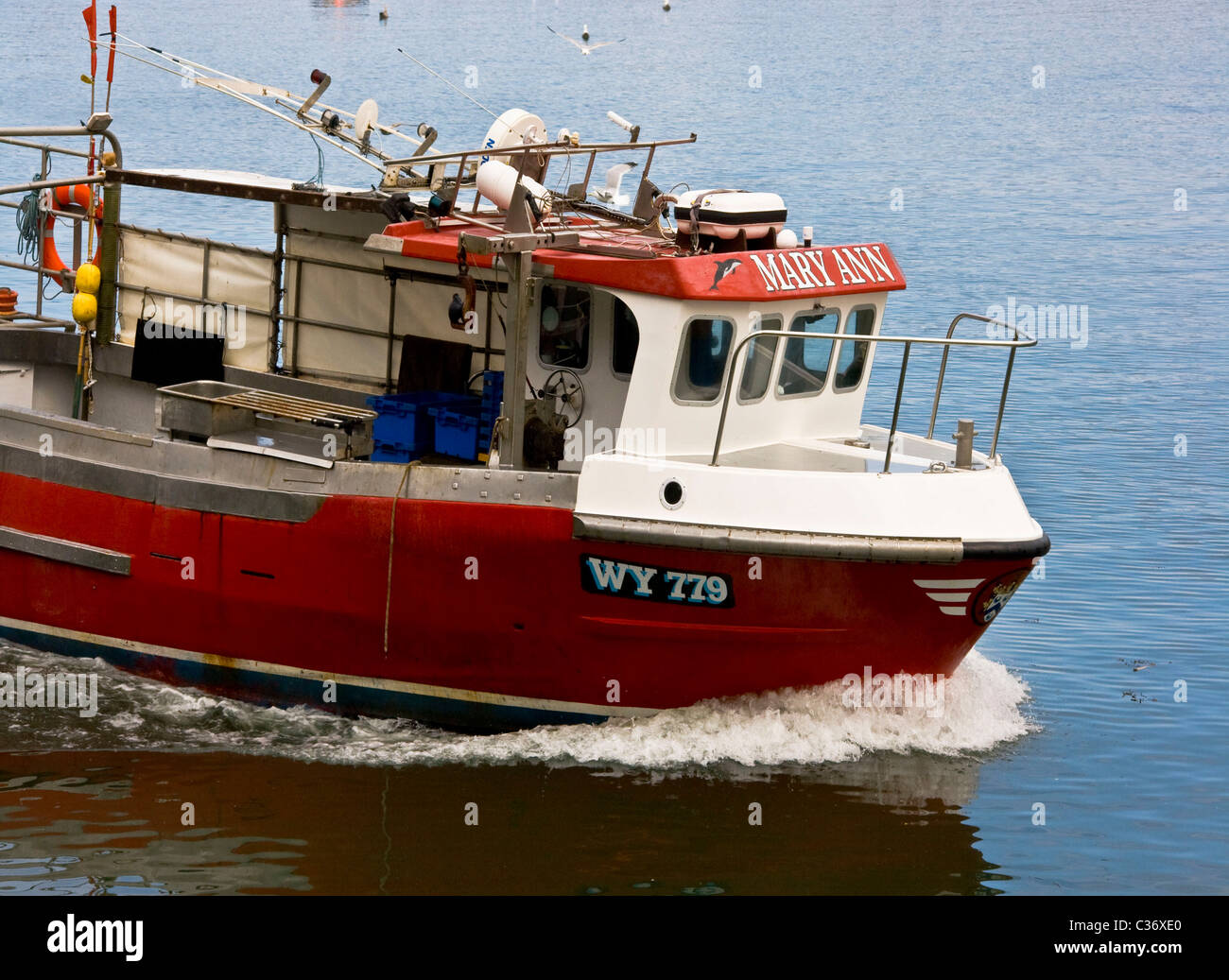 Angeln Boot Trawler Überschrift heraus zum Meer Whitby North Yorkshire England Europa Stockfoto