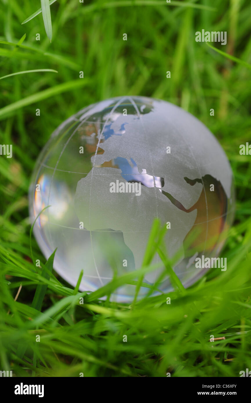 Glaskugel in Grasgrün globale Klimaerwärmung ändern Erde-Umwelt-Gesundheit Stockfoto