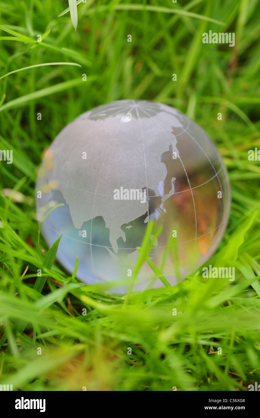 Glaskugel in Grasgrün globale Klimaerwärmung ändern Erde-Umwelt-Gesundheit Stockfoto