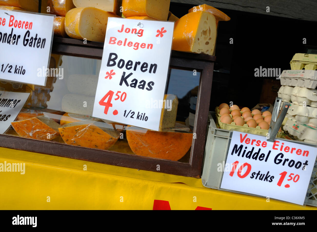 Rotterdam, Niederlande. Käse und frischen Eiern zum Verkauf auf dem Markt Stockfoto